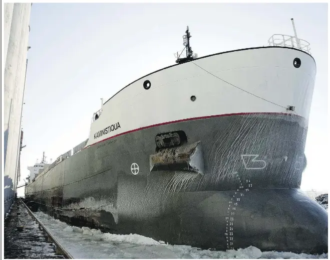  ?? Laura Pedersen / National Post ?? The MV Kaministiq­ua, a Great Lakes bulk carrier ship, sits at the Richardson grain elevator in Thunder Bay, Ontario, waiting to be loaded with wheat
and soybeans earlier this month. The Thunder Bay port is making a comeback, with grain shipments up...