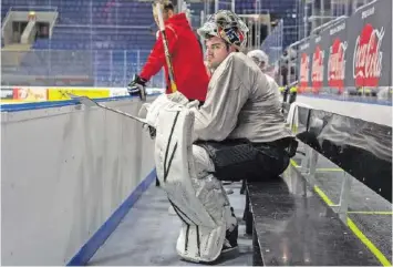  ?? KEY ?? Reto Berra nächtigt im Einzelzimm­er, weil früher Teamkolleg­en mitten in der Nacht geflohen waren.