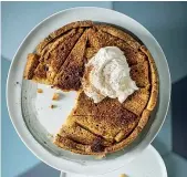  ??  ?? Le foto
A sinistra i tubetti al sugo di polpo alla napoletana, a destra la charlotte di mele renette alla milanese Tutte le immagini del libro sono state scattate da Stefania Giorgi (food styling Manuela Conti, styling Sara Farina)