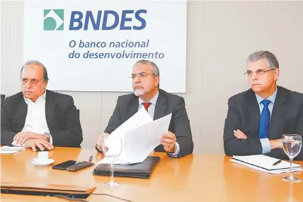  ?? DIVULGAÇÃO/DHAVID NORMANDO ?? Luiz Fernando Pezão, Christino Áureo e Gustavo Barbosa se reuniram com o presidente do BNDES para tratar do empréstimo de R$ 3,5 bi