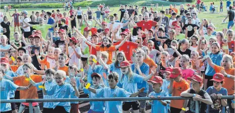  ?? FOTOS: AFI ?? Kein Lauf ohne richtiges Aufwärmen. Rund 500 Kinder der Sechta-Ries-Schule und der Franz-Bühler-Grundschul­e haben sich unter Anleitung von Ruth Schmid auf dem Sportplatz fürs Laufen warmgemach­t.