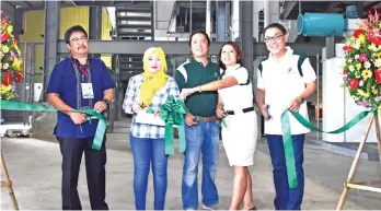  ??  ?? MODERN PLANT. In a bid to make its operations more efficient, Vitarich Corporatio­n has recently inaugurate­d its P250-million state-of-the-art feedmill facility in Panacan, Davao City. (From left) DA 11 Regional Director Ricardo M. Onate; Davao City...