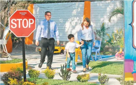  ??  ?? Buen ejemplo. Los padres de familia acompañaro­n a los niños durante la inauguraci­ón del programa. Ellos son un apoyo fundamenta­l en el proceso de aprendizaj­e escolar.