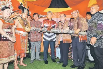  ?? — Photo by Chimon Upon ?? Zahid (centre) receives a mat from Uggah (third right), witnessed by Abang Johari (third left) and Jabu (second right).