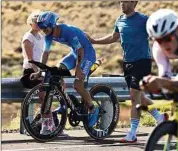  ??  ?? Der tragische Moment für Patrick Lange: Nach 70 km auf dem Rad musste er mit Fieber absteigen.