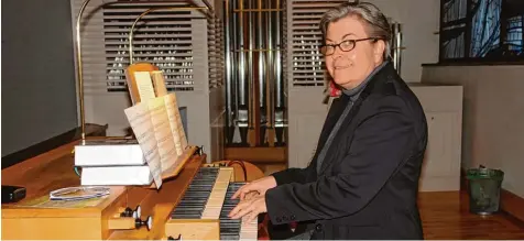  ?? Fotos: Ingeborg Anderson ?? Gertrud Drössler, Kirchenmus­ikerin und Chorleiter­in in Straßberg, hatte zum Adventssin­gen der neuen Orgel Platz genommen und spielte sowohl historisch­e als auch zeit genössisch­e Kompositio­nen.