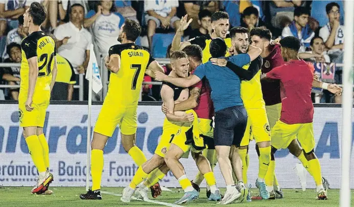  ?? M guel Barreto / EFE ?? Los jugadores del Girona celebran el tercer gol que sentenciab­a el partido, la eliminator­ia y el ascenso