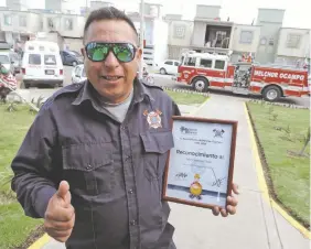  ??  ?? Efraín Hernández, quien en su tiempo libre es el payaso Bomberín, reconoce que lo que ocurrió el 5 de julio en Tultepec fue el trago más amargo que ha vivido en sus 18 años como bombero.