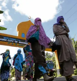  ?? —JEOFFREY MAITEM ?? MOVING OUT Residents in the predominan­tly Muslim city of Marawi leave as fighting intensifie­s between the military and terrorists.