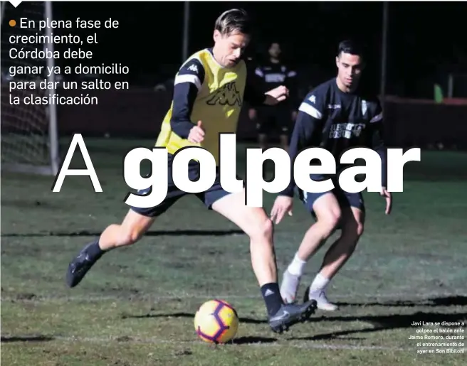  ?? CHARO TOBAJAS / CÓRDOBA CF ?? Javi Lara se dispone agolpea el balón ante Jaime Romero, durante el entrenamie­nto de ayer en Son Bibiloni