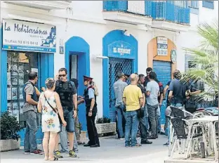  ?? CARLES CASTRO / GARRAF NEWS MEDIA ?? Mossos d’esquadra, ayer, en las inmediacio­nes del bar El Sindicat del Vi