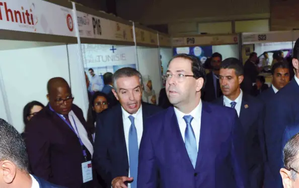  ??  ?? On reconnaît Tarek Cherif et Youssef Chahed lors d'une visite à la salle des exposition­s à l'occasion de Futurallia