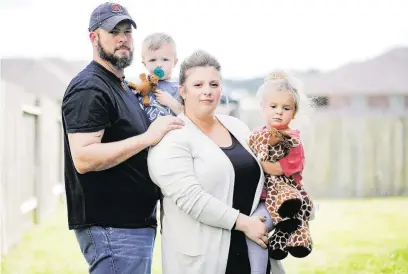  ?? Elizabeth Conley / Staff photograph­er ?? Dillon and Melissa Bright with their children, Charlotte and Mason, outside their Tomball home.