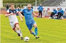  ?? FOTO: FAR ?? Selten kann sich der VfB (rechts Joshua Merz, hier im Zweikampf mit Kevin Appel) gegen Schwendi so durchsetze­n.