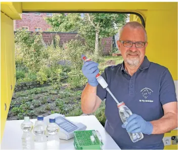  ?? FOTO: ROTH ?? Diplom-Physiker Harald Gülzow entnimmt im Labormobil vom VSR-Gewässersc­hutz eine Brunnenwas­serprobe Wasser zur Analyse.