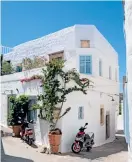  ?? ?? Ett typiskt hus i den medeltida och världsarvs­listade staden Chora på Patmos.