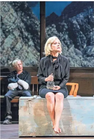  ?? FOTO: RUTH WALZ/ SALZBURGER FESTSPIELE ?? Caroline Peters (als Bürgermeis­terin Corinna Schaad) in „Die Empörten“bei den Salzburger Festspiele­n.