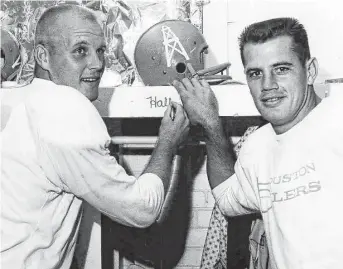  ?? Houston Chronicle file ?? Former Texas A&M football players Charley Milstead, left, and Kenneth Hall signed with the Oilers. On Oct. 23, 1960, Hall broke barriers again with a 104-yard kickoff return for a touchdown.
