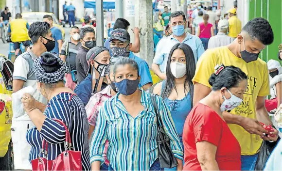  ?? FOTO: DANIEL CAMPOZANO ?? Las aglomeraci­ones en sectores comerciale­s siguen visualizán­dose en Portoviejo.