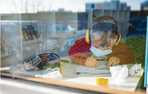  ?? Foto: Sebastian Gollnow, dpa ?? Einsames Lernen: Viele Kinder haben in den vergangene­n Monaten darunter gelitten. Nun zeigt eine Studie der Universitä­t Augsburg, wie viel Wissen sie in der Zeit des Lock‰ downs verloren haben.