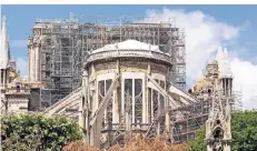  ?? FOTO: IMAGO ?? Ein Gerüst ist auf dem Dach der Kathedrale zu sehen. Der Wiederaufb­au soll mehrere Jahre dauern.