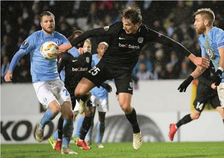  ?? © Peter De Voecht/photo news ?? Sander Berge heerste op het middenveld en lag ook aan de basis van het Genkse openingsdo­elpunt.