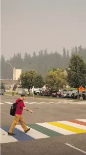  ?? DARRYL DYCK / THE CANADIAN PRESS ?? Thick smoke from distant wildfires is forcing many residents in parts of British Columbia to stay indoors.