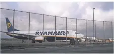  ?? FOTO: SEBASTIAN LATZEL ?? Ende des Höhenflugs: Nach Jahrzehnte­n des Wachstums bekommt Ryanair, wie hier am Standort Weeze, die Corona-Folgen zu spüren.