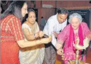  ??  ?? Dr. Rajni Kumar, Honorary Advisor and Founder of DSLP, lighting the lamp at Springdale­s School, Dhaula Kuan.