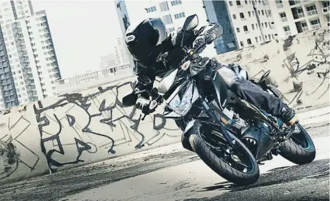  ??  ?? Una nueva apuesta de Suzuki que se puede conducir ahora con el carnet B de automóvil Para empezar La nueva Suzuki GSX-S125 está preparada para ser la primera moto de verdad