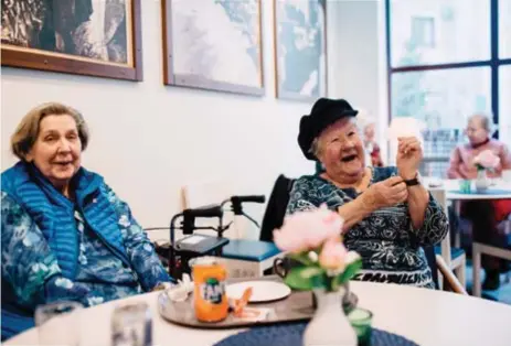  ?? FOTO: SACHARIAS KÄLLDÉN ?? TRIVS MED SITT BOENDE. Inga-Lill Elenfalk, 85, och Marianne Lindelöf, 86 bor båda i seniorbost­äder i Vasastan och trivs. ”Det fungerar som det ska” säger de.