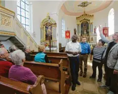  ?? Fotos: Peter Wieser ?? Die Kirche St. Oswald in Glöttweng ist renoviert. Am Sonntag fand nach einem Jahr der erste Gottesdien­st statt mit zwei ganz besonderen und amüsanten Kirchenfüh­rungen. Auch außen hat St. Oswald einen neuen Anstrich erhalten. Das Dach wurde ebenfalls neu eingedeckt.