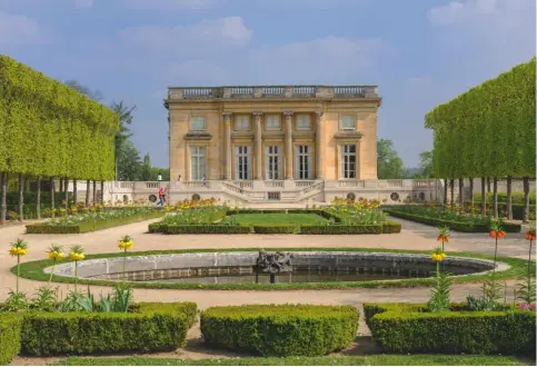  ??  ?? Le Petit Trianon, construit par Louis XV pour Madame Pompadour, fut offert à MarieAntoi­nette par Louis XVI.