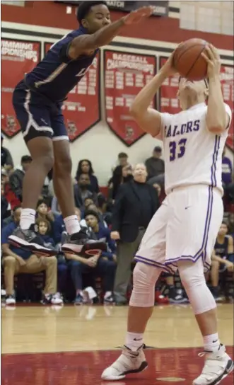  ?? JEN FORBUS — FOR THE MORNING JOURNAL ?? Lorain’s Jordan Jackson tries to block a shot from Vermilion’s Ryan Habermehl on Dec. 29 at Elyria.