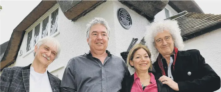  ?? PHOTO:STEVE ROBARDS SR1910689 ?? Homeowners Matt Davison and Teresa Desantis flanked by John Mason and Brian May