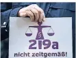  ?? FOTO: DPA ?? Protest gegen den umstritten­en Paragrafen 219a.