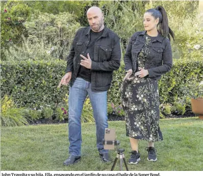 ?? Instagram Ella ?? John Travolta y su hija, Ella, ensayando en el jardín de su casa el baile de la Super Bowl.