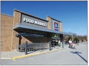  ?? (AP/The Citizens’ Voice/Mark Moran) ?? Shoppers patronize an Aldi Food Market in Kingston, Pa., earlier this week. Aldi is among the chains that are paying its workers to get vaccinated.