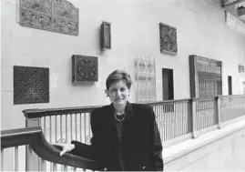  ?? CARL WAGNER/CHICAGO TRIBUNE ?? Pauline Saliga, shown in 1987 in front of Louis Sullivan fragments, curated the architectu­ral fragments exhibit at the Art Institute of Chicago. The historic pieces surround the museum’s grand staircase.