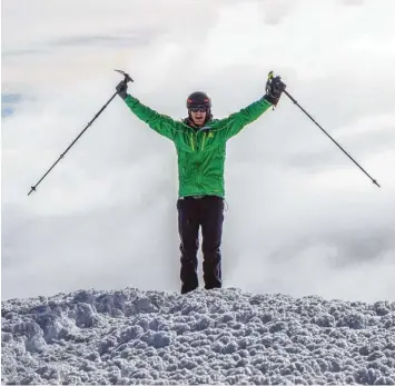  ?? Foto: Peter Neusser ?? Endlich ganz oben: Als erster Mann mit Querschnit­tslähmung bejubelt Michael Teuber seinen Gipfelstur­m auf den 6310 Meter ho hen Vulkan Chimborazo in Ecuador.