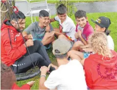  ?? FOTO: SYBILLE GLATZ ?? Kinder und Jugendlich­e vertreiben sich im Zeltlager die Zeit mit Gruppenspi­elen.