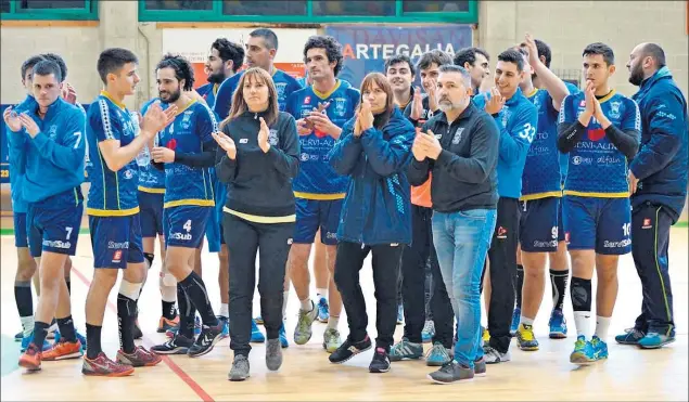  ??  ?? Irene Vilaboa (izquierda), en su etapa de entrenador­a del Bueu, donde también coincidió con su hermana gemela Rosa (derecha) en la dirección técnica.