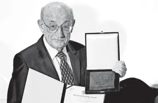  ?? ?? Tadeusz Olszański (1929–2023) był laureatem licznych nagród. Tu podczas uroczystoś­ci wręczenia mu trofeum Międzynaro­dowego Komitetu Fair Play.