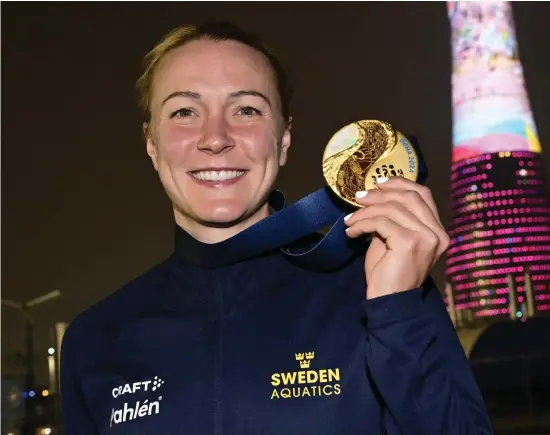  ?? BILD: JONAS EKSTRÖMER ?? Sarah Sjöström med sin guldmedalj efter segern i lördagens final på 50 meter fjärilssim i Doha, Qatar.