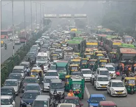  ?? PRAKASH SINGH — GETTY IMAGES ?? Commuters make their way along a busy road under heavy smoggy conditions in New Delhi on November 12, 2021