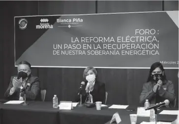  ?? FOTO: REFORMA ?? > Martín Esparza (izq.), al participar en foro sobre la reforma eléctrica.