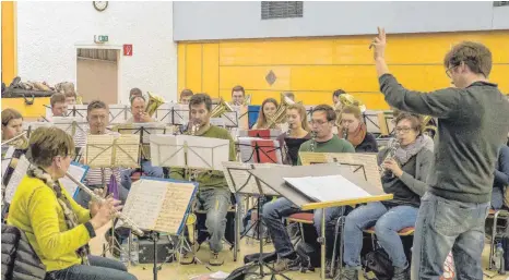  ?? FOTO: ANDY HEINRICH ?? Für das Neujahrsko­nzert bereitet sich die heimische Musikkapel­le nicht nur während der Proben Jahr für Jahr akribisch vor.