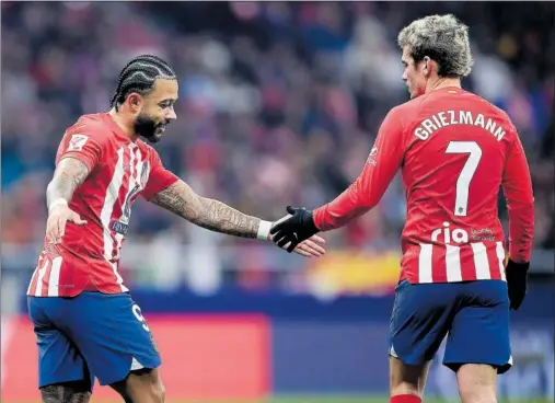  ?? ?? Memphis y Griezmann celebran uno de los goles del francés en el Atlético-Getafe del Metropolit­ano el pasado diciembre.