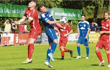  ?? Foto Szilvia Izsó ?? Robust: Sebastian Rutkowski (links) gewann mit dem FC Ehekirchen beim TSV Rain II (Michael Haid) mit 4:1 und bleibt an der Ta bellenspit­ze der Bezirkslig­a Nord.