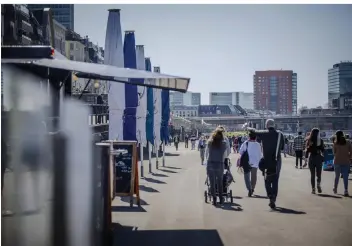  ?? FOTO: ANNE ORTHEN ?? Das Untere Rheinwerft an der Altstadt ist bei schönem Wetter eine beliebte Flaniermei­le – mit Bäumen und Sträuchern könnte es in den Augen der IHK zu einer neuen Attraktion werden.